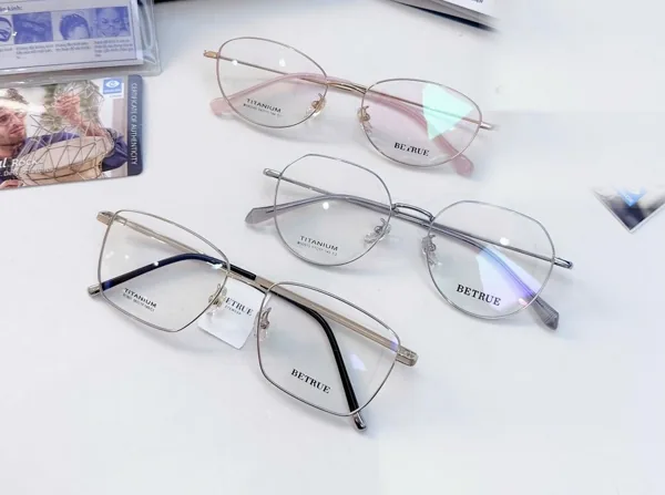 Ba gọng titanium BETRUE bày tại Manh Long Optical, 147A Lê Duẩn, Hà Nội